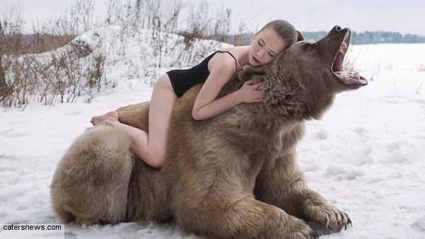Россиянки снялись с огромным медведем в протестной фотосессии