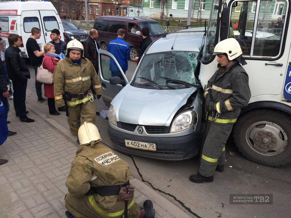 В Томске столкнулись маршрутка с пассажирами и иномарка