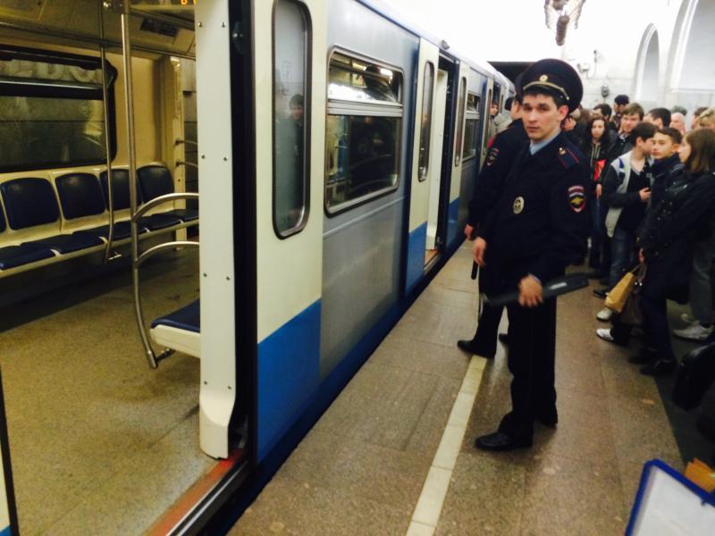 На станции «Менделеевская» человек упал на рельсы