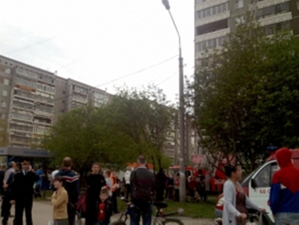 В Екатеринбурге из-за пожара в 16-этажке эвакуировано полсотни жильцов