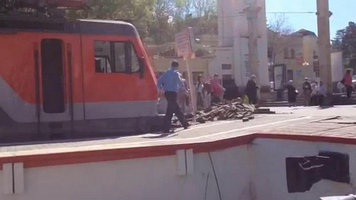 В Кисловодске локомотив поезда врезался в перрон вокзала