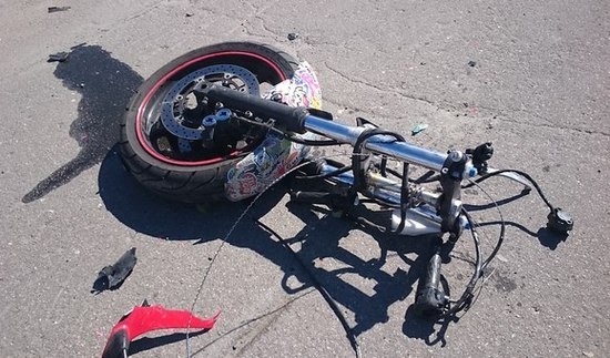 В результате ДТП на Октябрьской набережной погиб мотоциклист