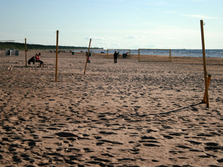 На пляже в Латвии женщина ударила ребенка со словами «русским здесь не место»