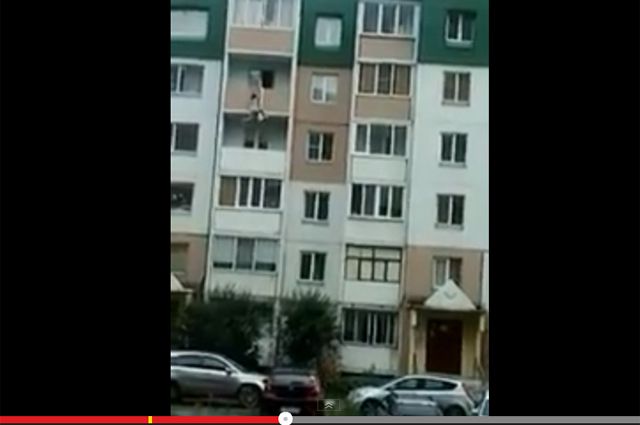 В Омске голая девушка упала с 5-го этажа, спускаясь по простыне ВИДЕО