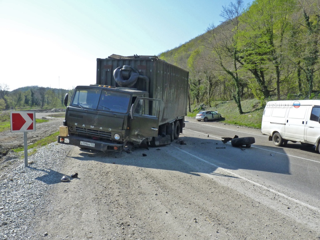 «Шевроле» врезался в КАМАЗ. шофёр и пассажир погибли на месте