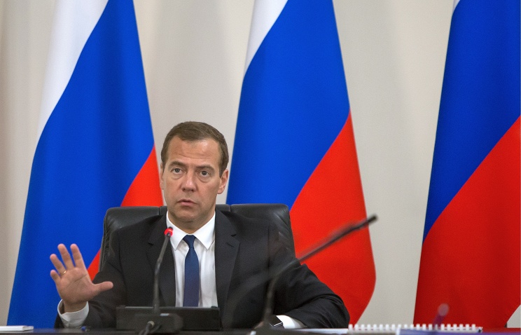 Медведев увеличил площадь русского шельфа Охотского моря