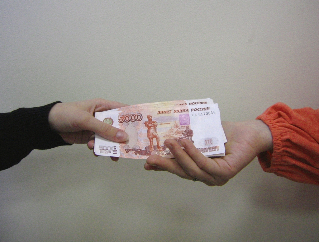 За год средний размер взятки в РФ вырос практически в три раза