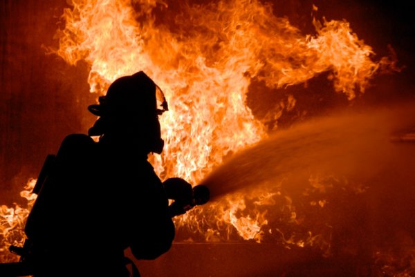 20-летний пожарный умер при тушении частного дома в Ростове-на-Дону