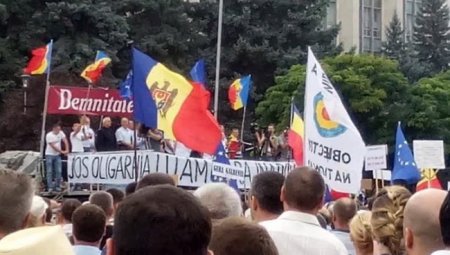 В столице Молдавии митингующие потребовали отставки президента