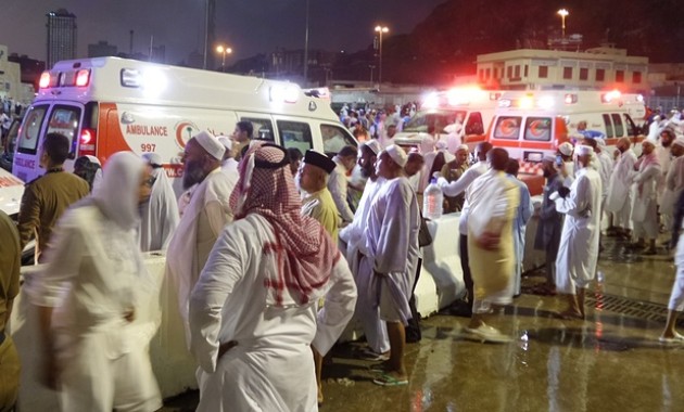 Более 60 человек погибли от падения крана на крупнейшую мечеть