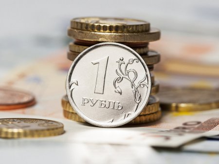 Официальный курс евро к рублю снизился на 24 рубля 43 копейки