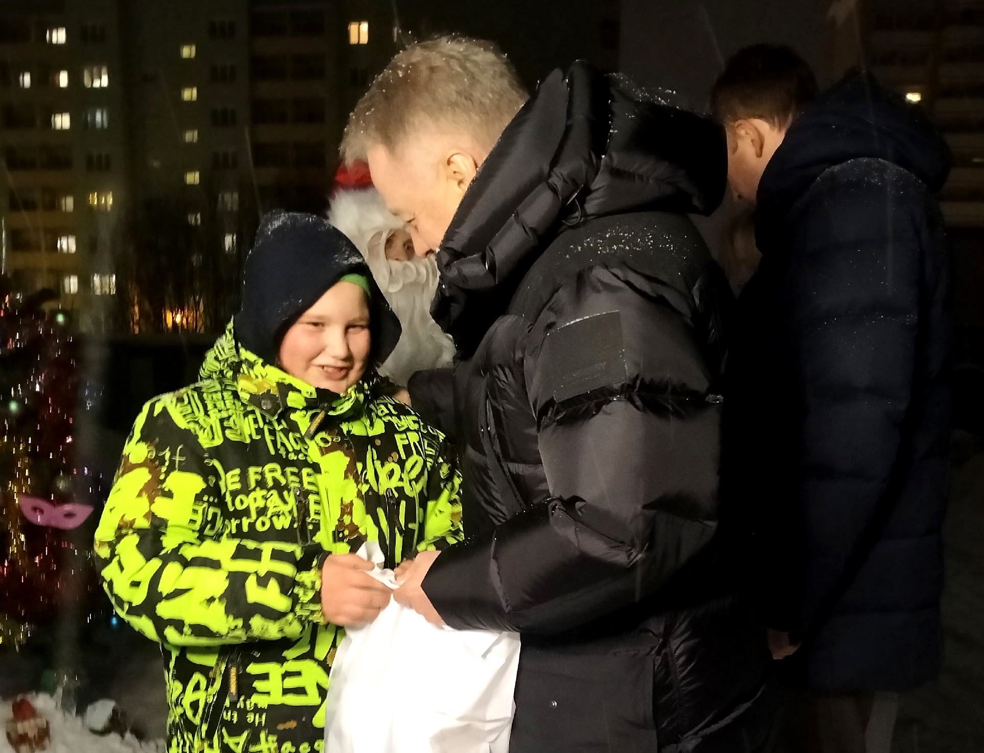 Александр Фролов и его команда продолжают исполнять мечты детей в Архангельске в рамках акции «Елочка желаний»