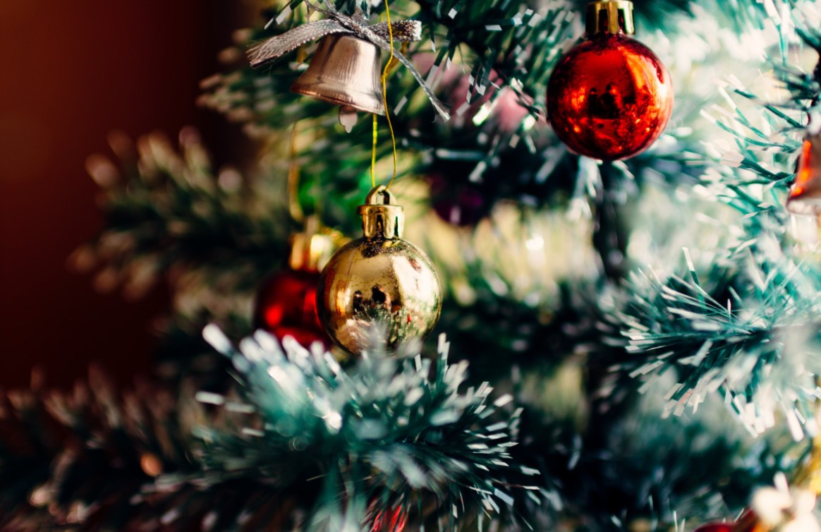 В Нижневартовске вандал повредил новогоднюю елку на Учительском бульваре ночью